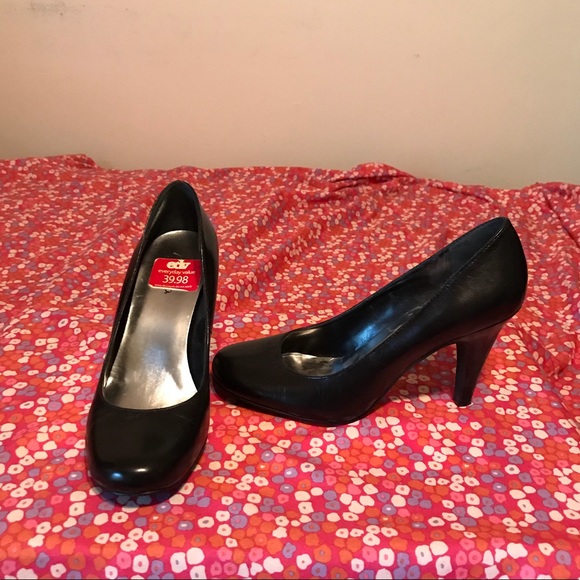 Black, round-toe, Style & Co heels. Size 6.5 - Picture 4 of 4